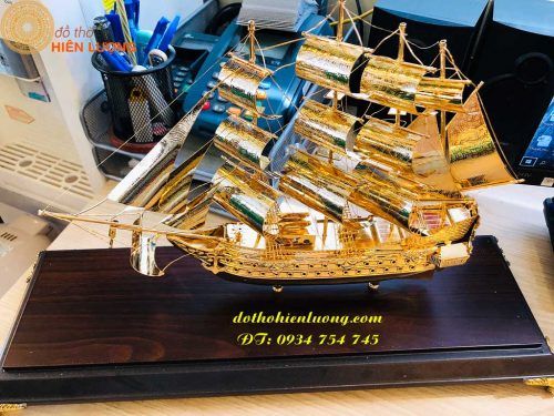 Mô hình thuyền mạ vàng