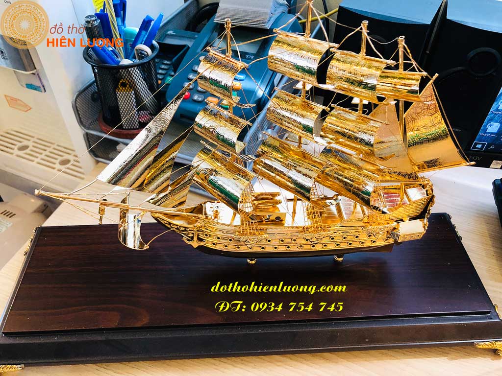 Mô hình thuyền mạ vàng