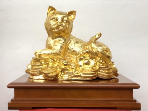 Tượng mèo dát vàng