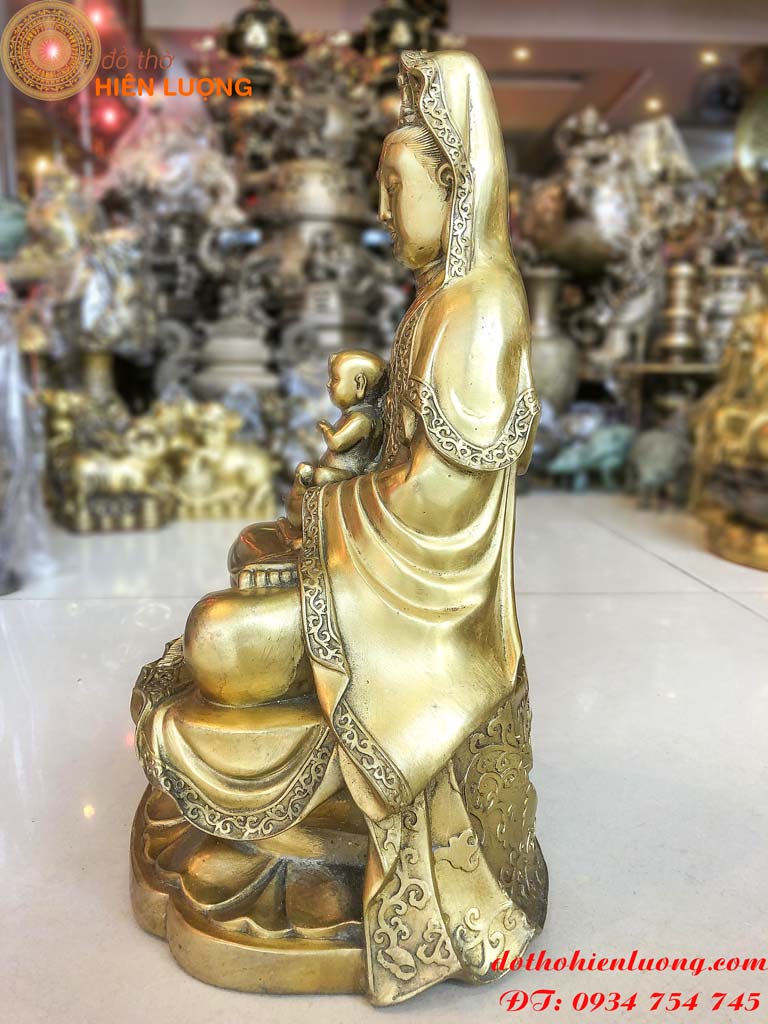 Phật bà ngồi đài sen bồng trẻ
