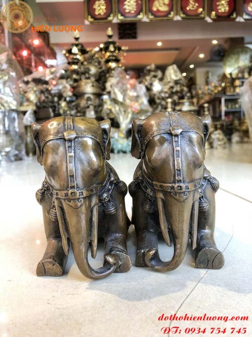 Đôi tượng voi quỳ bằng đồng