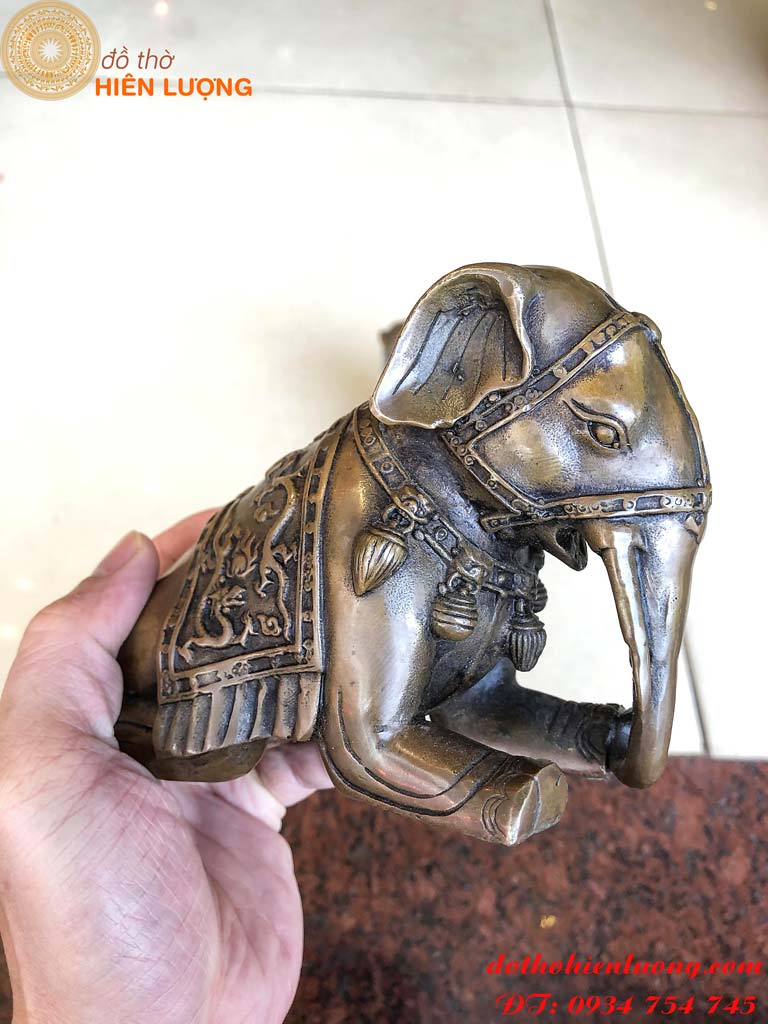 Đôi tượng voi bằng đồng giả cổ