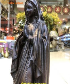 Tượng đức mẹ Maria đứng chắp tay bằng đồng
