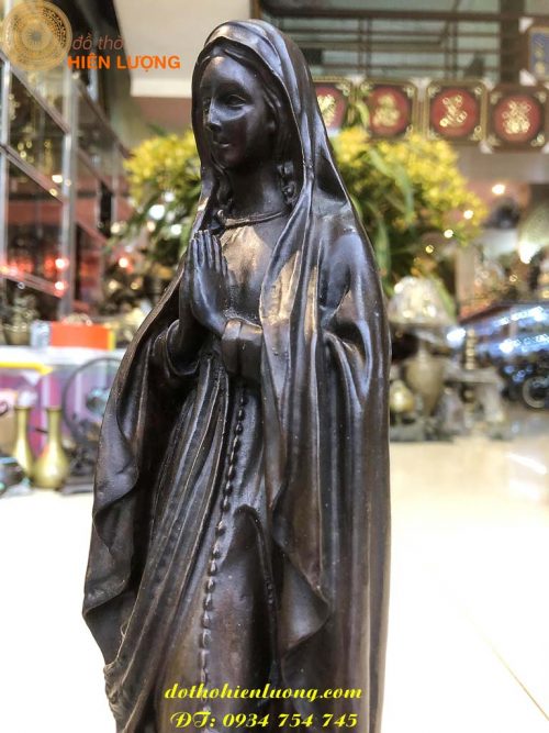 Tượng đức mẹ Maria đứng chắp tay bằng đồng
