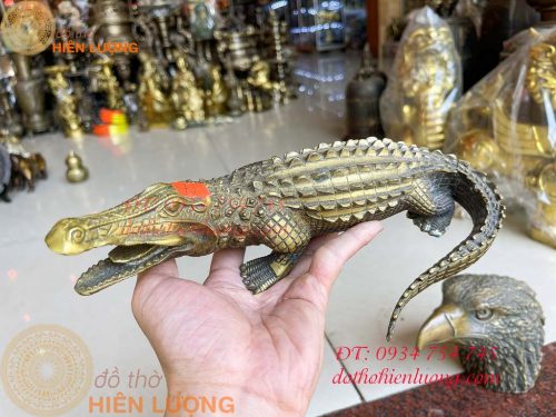 Tượng cá sấu bằng đồng để bàn trang trí