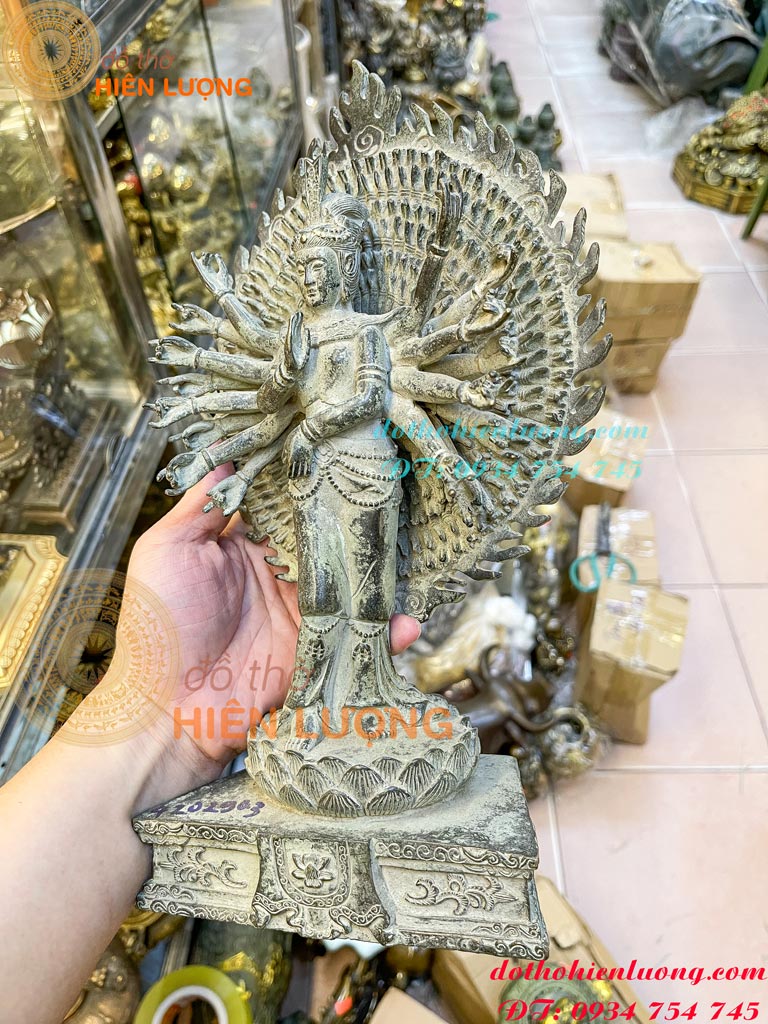 Phật nghìn tay đứng xanh giả cổ
