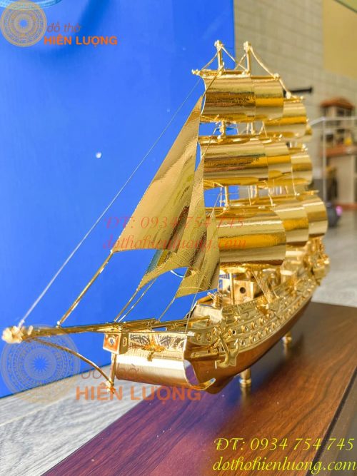 Mô hình thuyền buồm mạ vàng 24K làm quà tặng tân gia