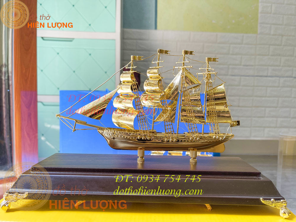 Mô hình thuyền buồm mạ vàng 24K làm quà tặng sếp
