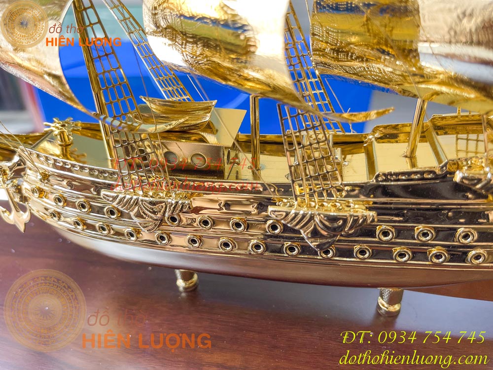 Mô hình thuyền buồm mạ vàng 24K làm quà tặng kinh doanh