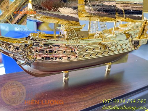 Mô hình thuyền buồm mạ vàng 24K làm quà tặng