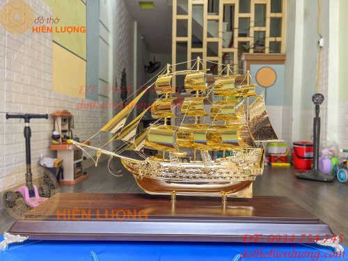 Quà tặng khách hàng Mô hình thuyền buồm mạ vàng 24K