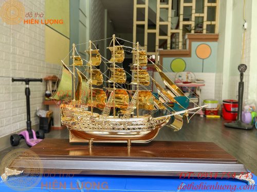 Quà tặng đối tác Mô hình thuyền buồm mạ vàng 24K