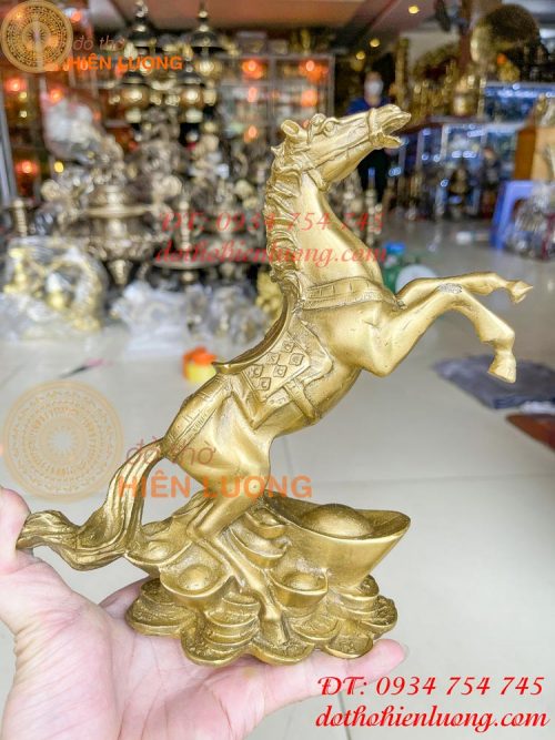 Tượng ngựa bệ vàng tài lộc bằng đồng phong thủy