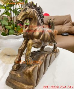 Tượng ngựa bằng đồng phong thủy đứng mũi đá
