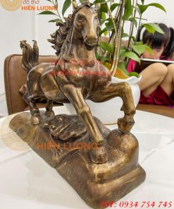 Tượng ngựa bằng đồng phong thủy đứng mũi đá