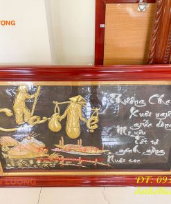 Tranh cha mẹ bằng đồng 75x115cm nền đen khung gỗ thịt