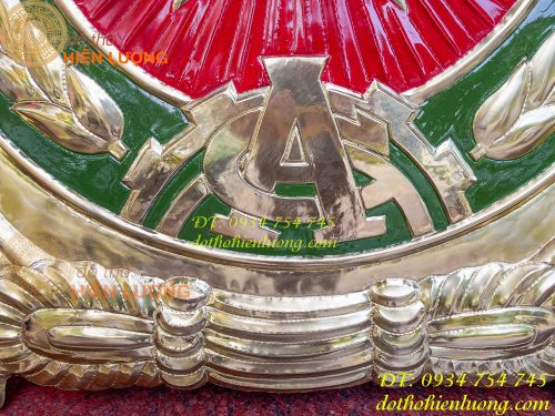 Huy hiệu công an bằng đồng gò tay