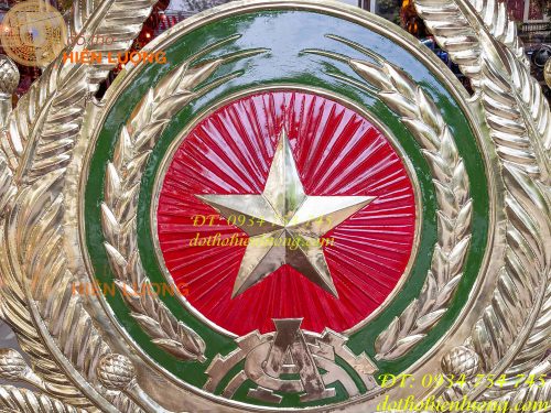 Huy hiệu công an bằng đồng gò tay