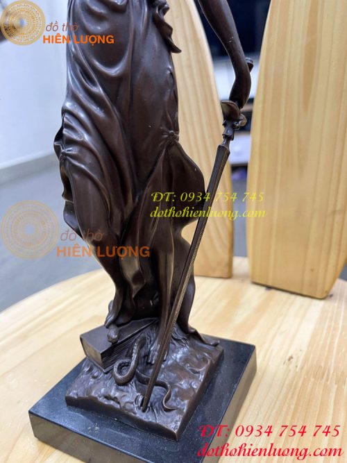 Tượng nữ thần công lý cao 27cm bằng đồng hun