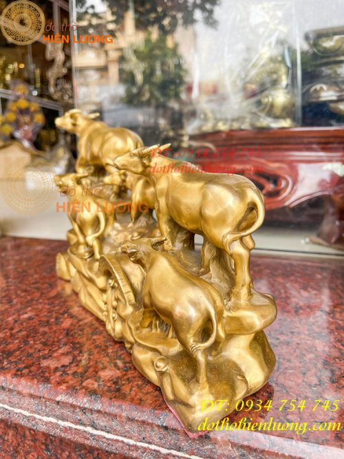 Tượng trâu vàng ngũ phúc bằng đồng