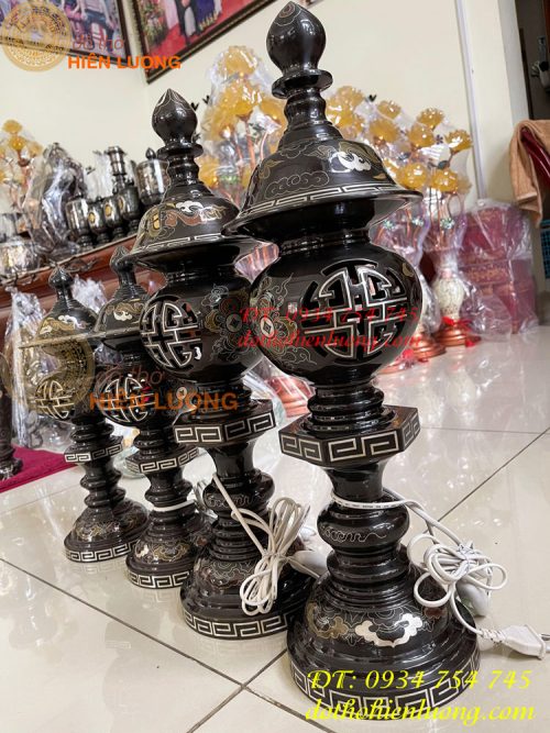 Đôi đèn thờ khảm ngũ sắc bằng đồng đỏ