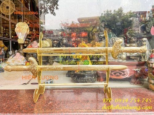 Kiếm thờ và giá đỡ bằng đồng thờ cúng