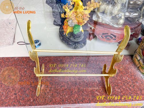 Kiếm thờ và giá đỡ bằng đồng thờ cúng