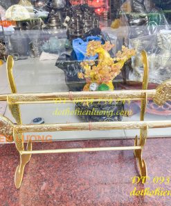 Kiếm thờ và giá đỡ bằng đồng thờ cúng