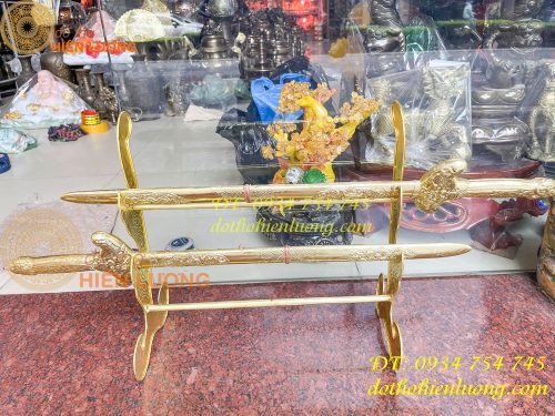 Kiếm thờ và giá đỡ bằng đồng thờ cúng