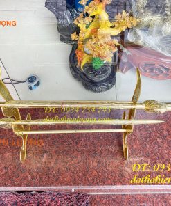 Kiếm thờ và giá đỡ bằng đồng thờ cúng