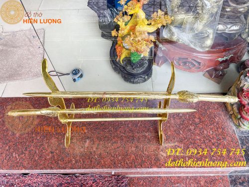 Kiếm thờ và giá đỡ bằng đồng thờ cúng