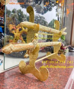 Kiếm thờ và giá đỡ bằng đồng thờ cúng
