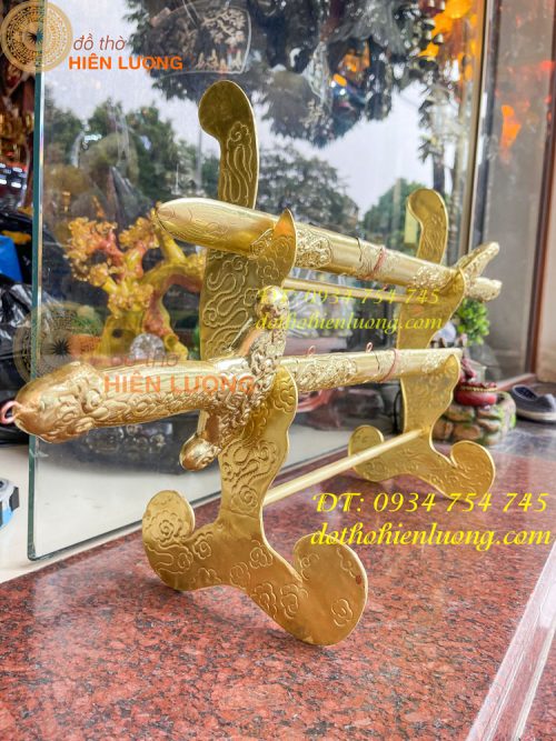 Kiếm thờ và giá đỡ bằng đồng thờ cúng
