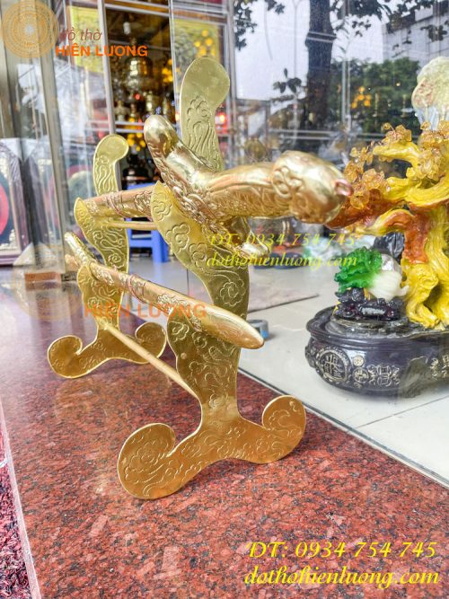 Kiếm thờ và giá đỡ bằng đồng thờ cúng