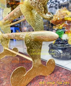 Kiếm thờ và giá đỡ bằng đồng thờ cúng