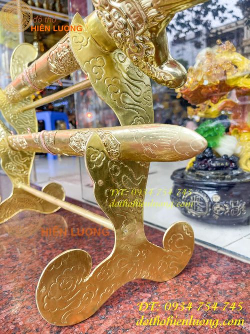 Kiếm thờ và giá đỡ bằng đồng thờ cúng