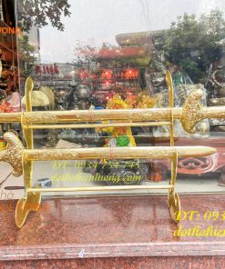 Kiếm thờ và giá đỡ bằng đồng thờ cúng