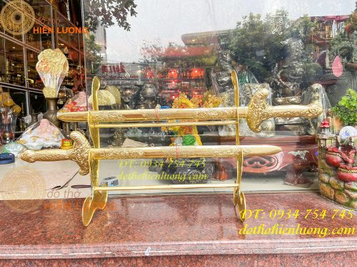 Kiếm thờ và giá đỡ bằng đồng thờ cúng