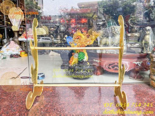 Kiếm thờ và giá đỡ bằng đồng thờ cúng