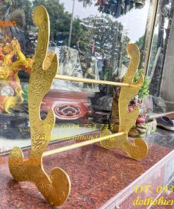 Kiếm thờ và giá đỡ bằng đồng thờ cúng