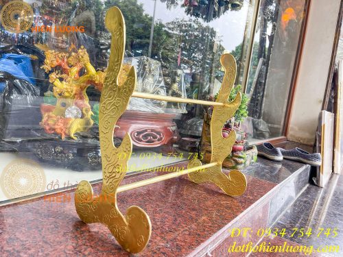 Kiếm thờ và giá đỡ bằng đồng thờ cúng