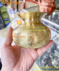 Ống nhổ bã trầu chạm hoa văn bằng đồng