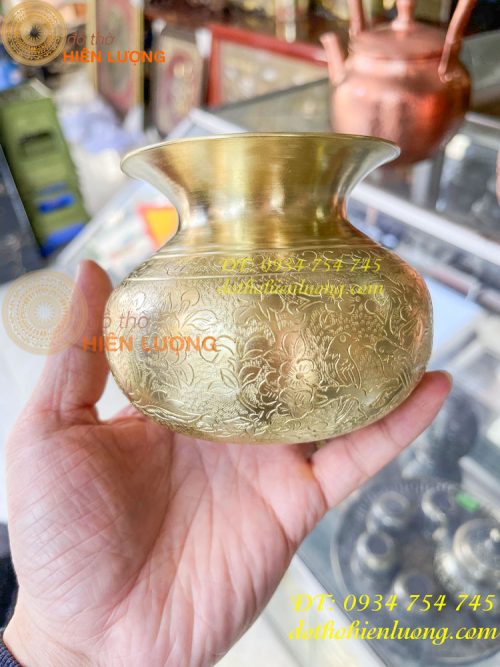 Ống nhổ bã trầu chạm hoa văn bằng đồng