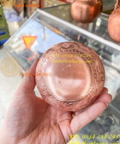 Ống nhổ bã trầu chạm hoa văn bằng đồng