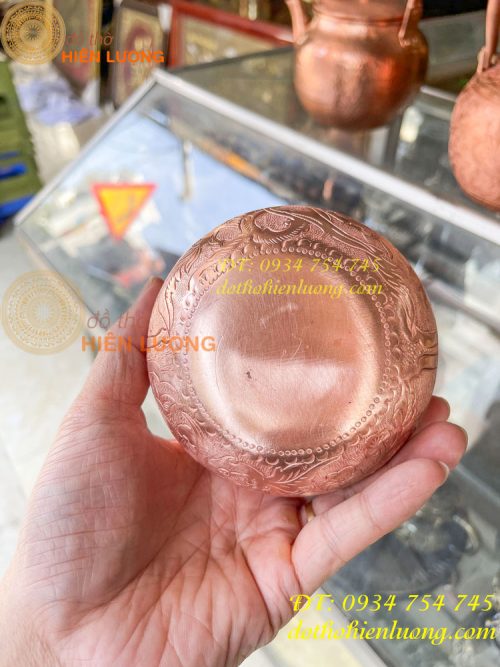 Ống nhổ bã trầu chạm hoa văn bằng đồng