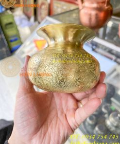 Ống nhổ bã trầu chạm hoa văn bằng đồng