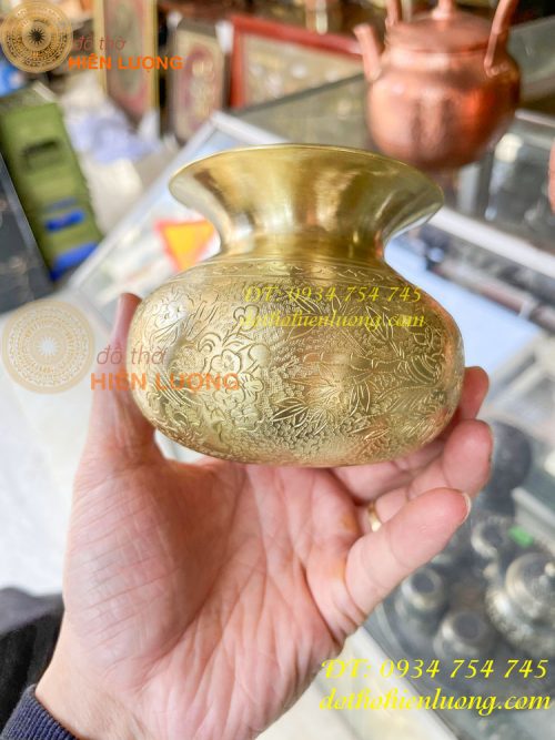 Ống nhổ bã trầu chạm hoa văn bằng đồng