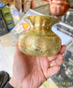 Ống nhổ bã trầu chạm hoa văn bằng đồng