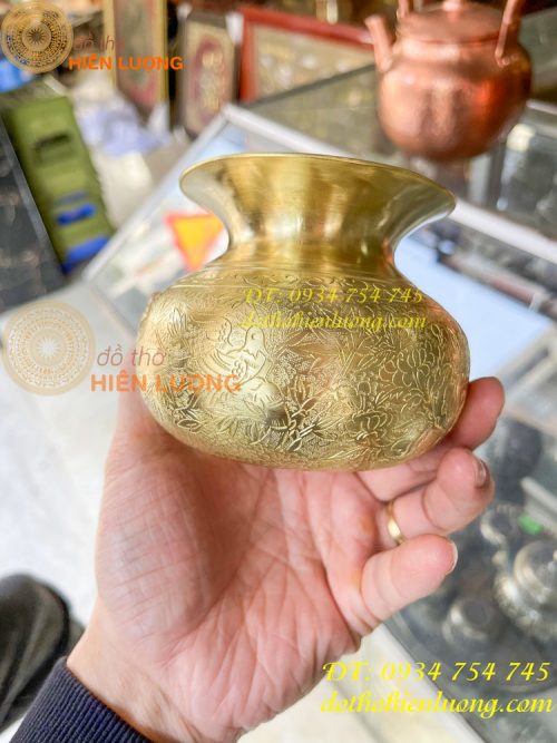 Ống nhổ bã trầu chạm hoa văn bằng đồng