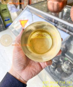Ống nhổ bã trầu chạm hoa văn bằng đồng